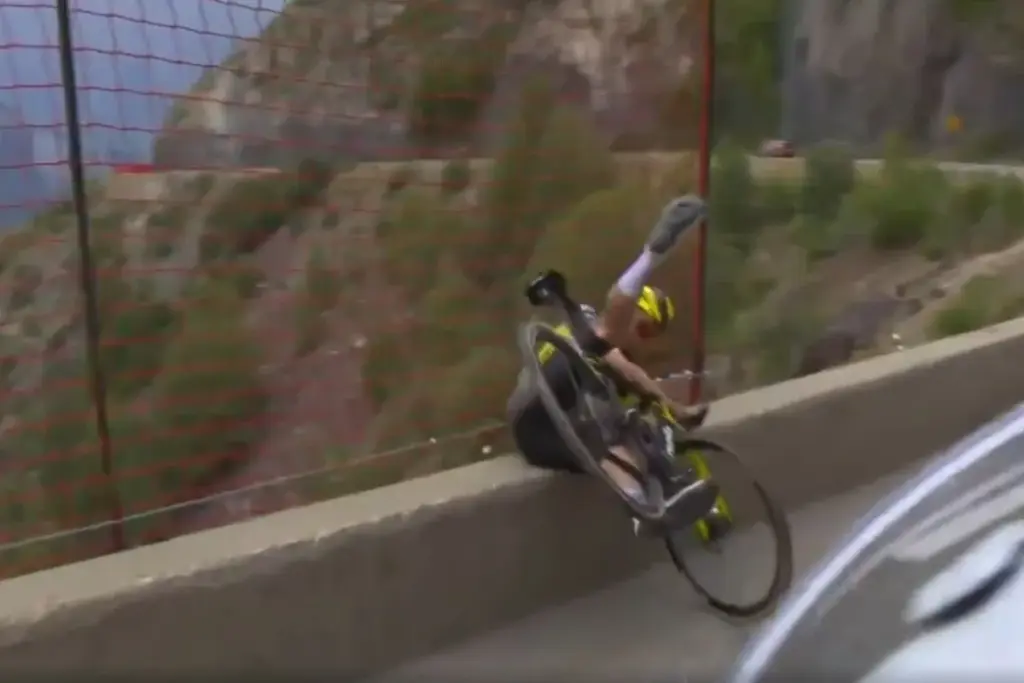 Ciclista quase cai de penhasco durante Tour de France