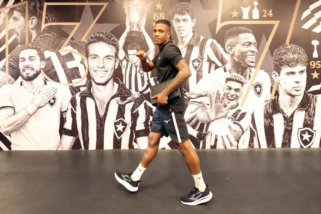 Cobiçado pelo Palmeiras, Danilo inicia jogo do Botafogo na reserva