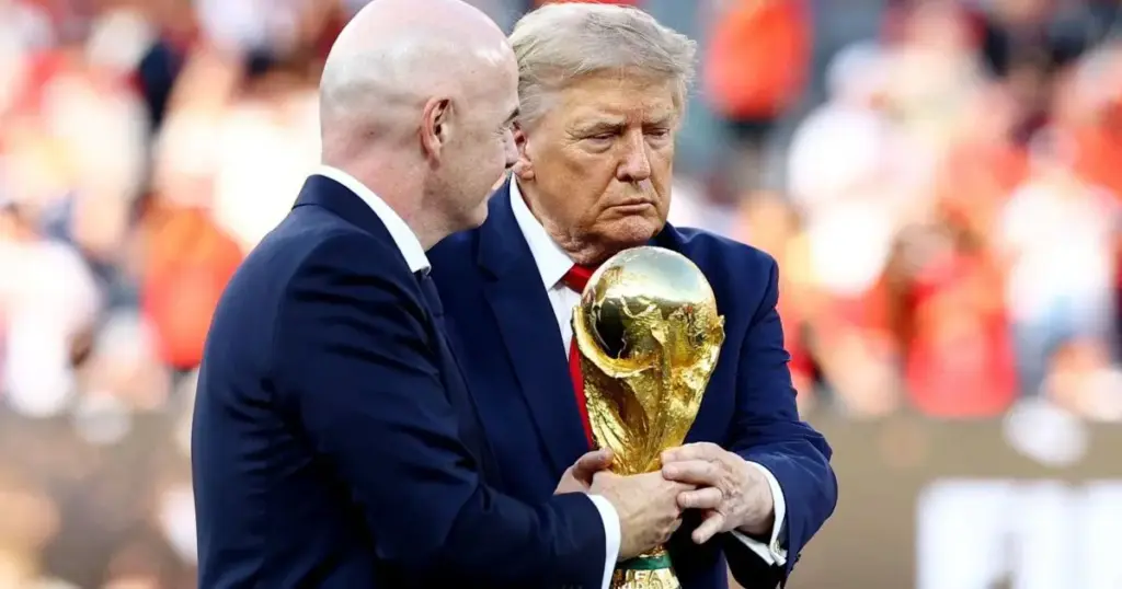Trump e chefe da Fifa são vaiados antes da entrega da taça da Copa do Mundo
