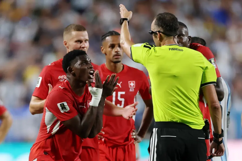 Fifa rebate acusação da IFAB sobre expulsão errada na Copa