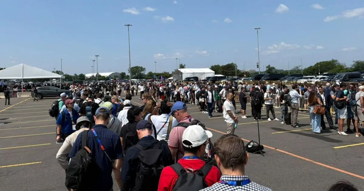 Final da Copa: profissionais enfrentam fila de mais de 3 horas no estádio