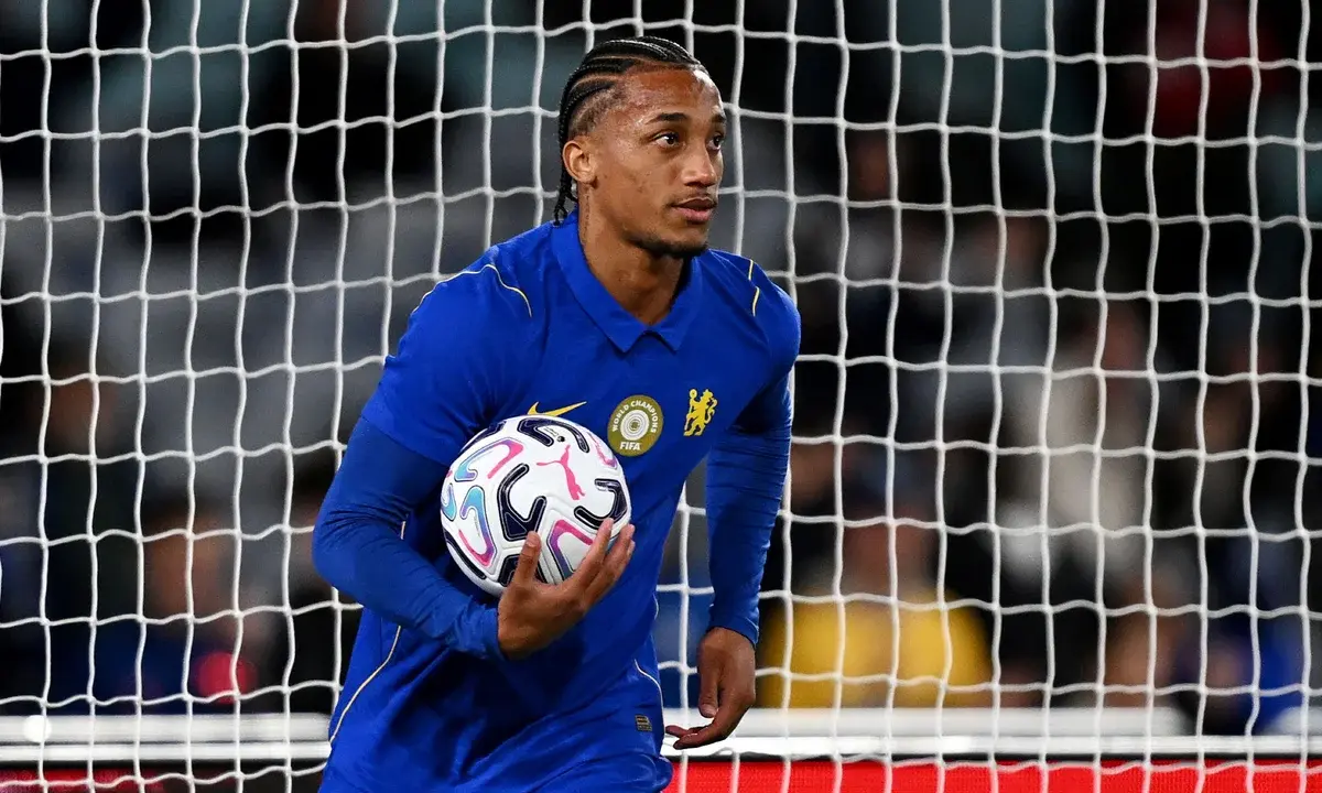 Fora da Copa, João Pedro faz hat-trick na estreia de Xabi no Chelsea