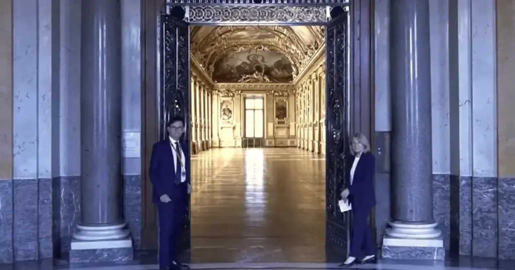Museu do Louvre, em Paris, reabre galeria após roubo de joias
