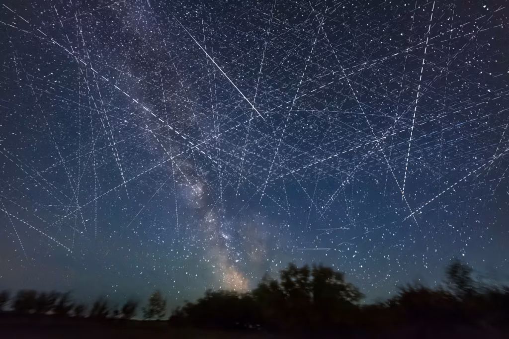 Congestionamento espacial de 18 mil satélites aumenta risco de colisões