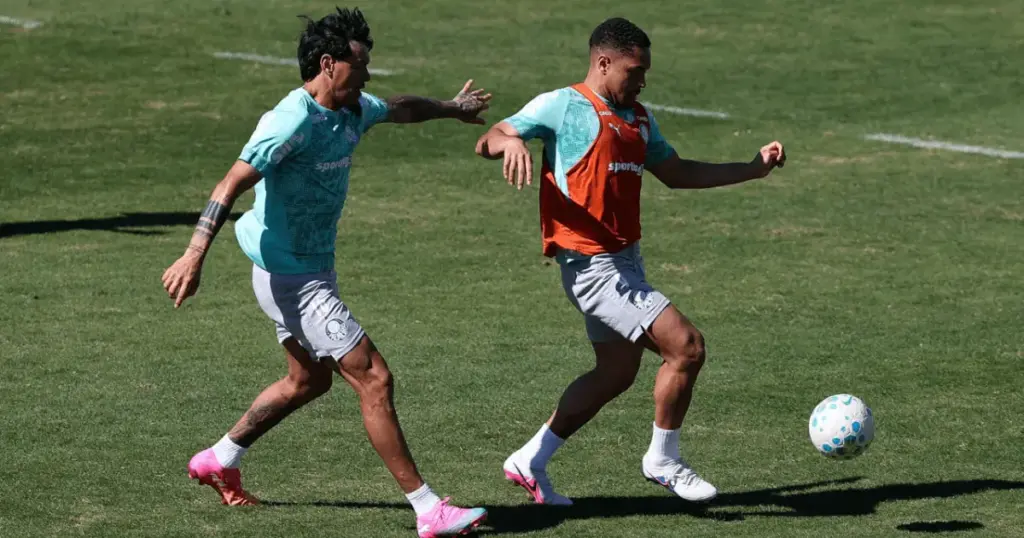 Vitor Roque treina no Palmeiras e pode jogar contra Coritiba