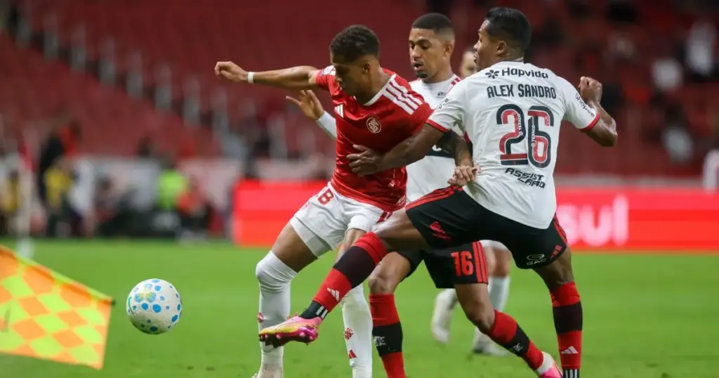Brasileirão: Flamengo reage no fim e arranca empate contra o Internacional