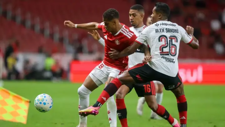 Brasileirão: Flamengo reage no fim e arranca empate contra o Internacional