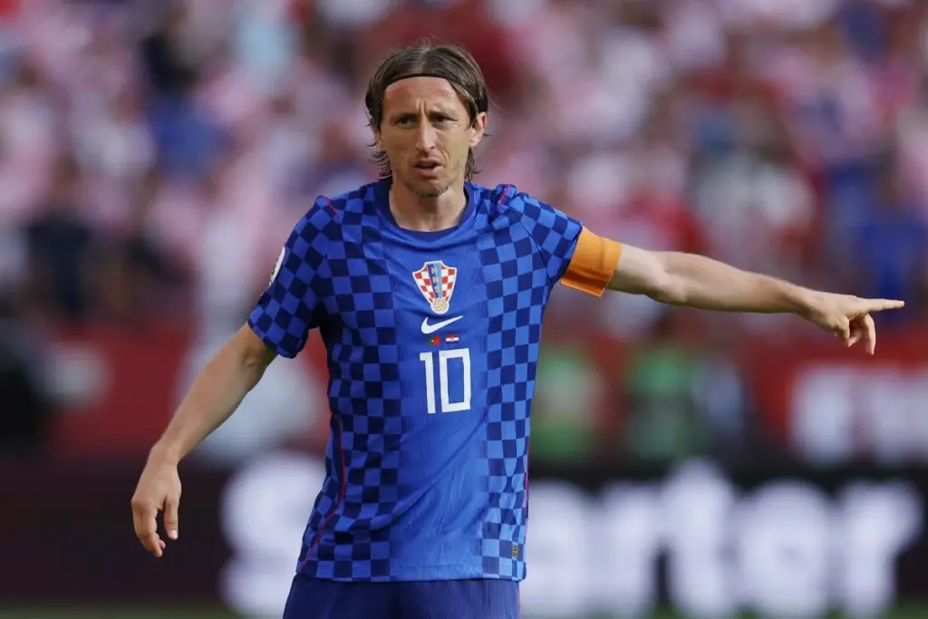 Luka Modric adia aposentadoria e deve renovar contrato com o Milan