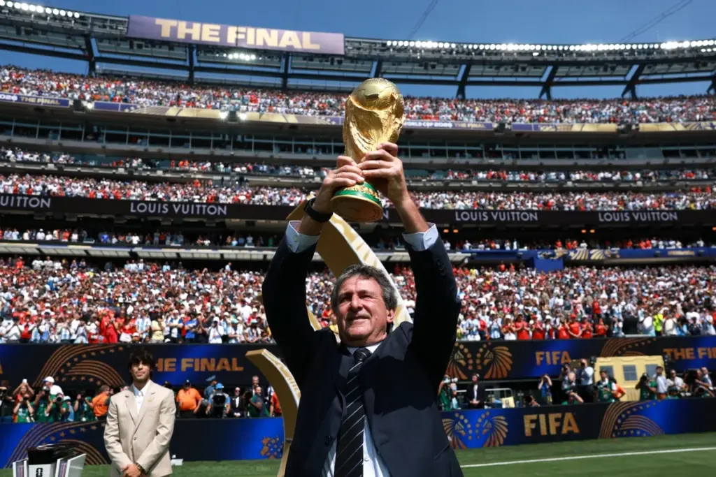 Mario Kempes pede que argentinos parem com teorias sobre final da Copa