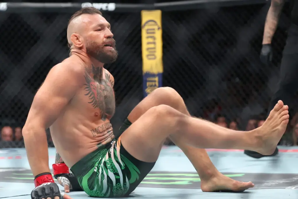 McGregor conta que rompeu ligamento e menisco em UFC contra Holloway