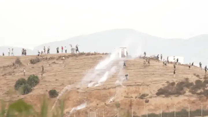 Vídeo: Polícia da Espanha lança bombas de fumaça contra migrantes