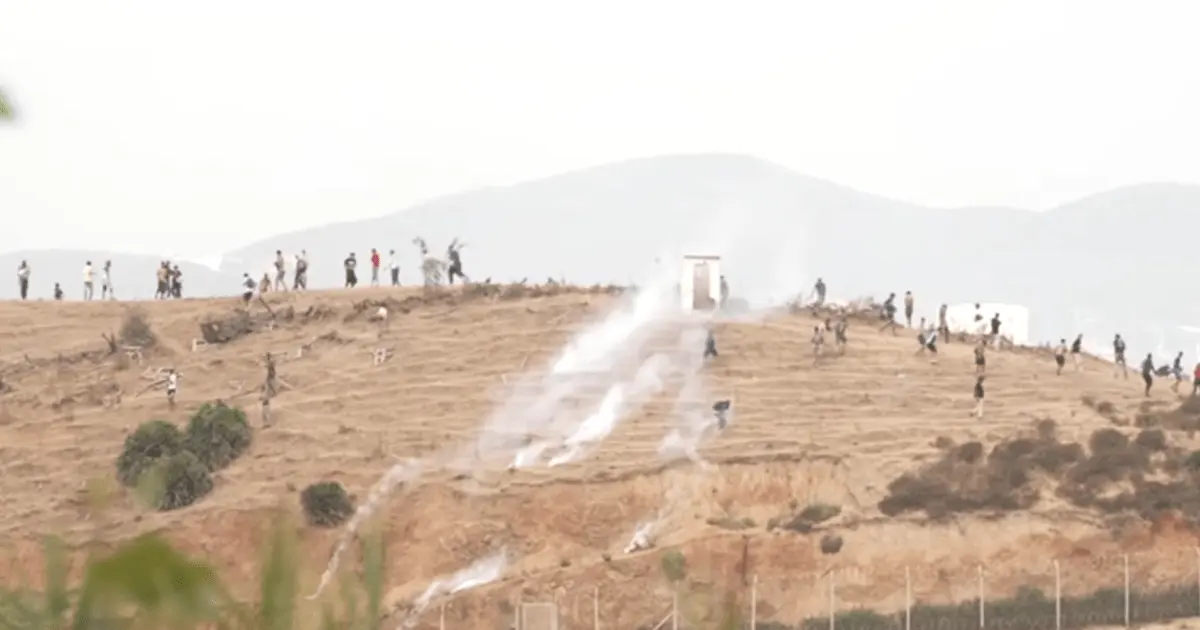 Vídeo: Polícia da Espanha lança bombas de fumaça contra migrantes