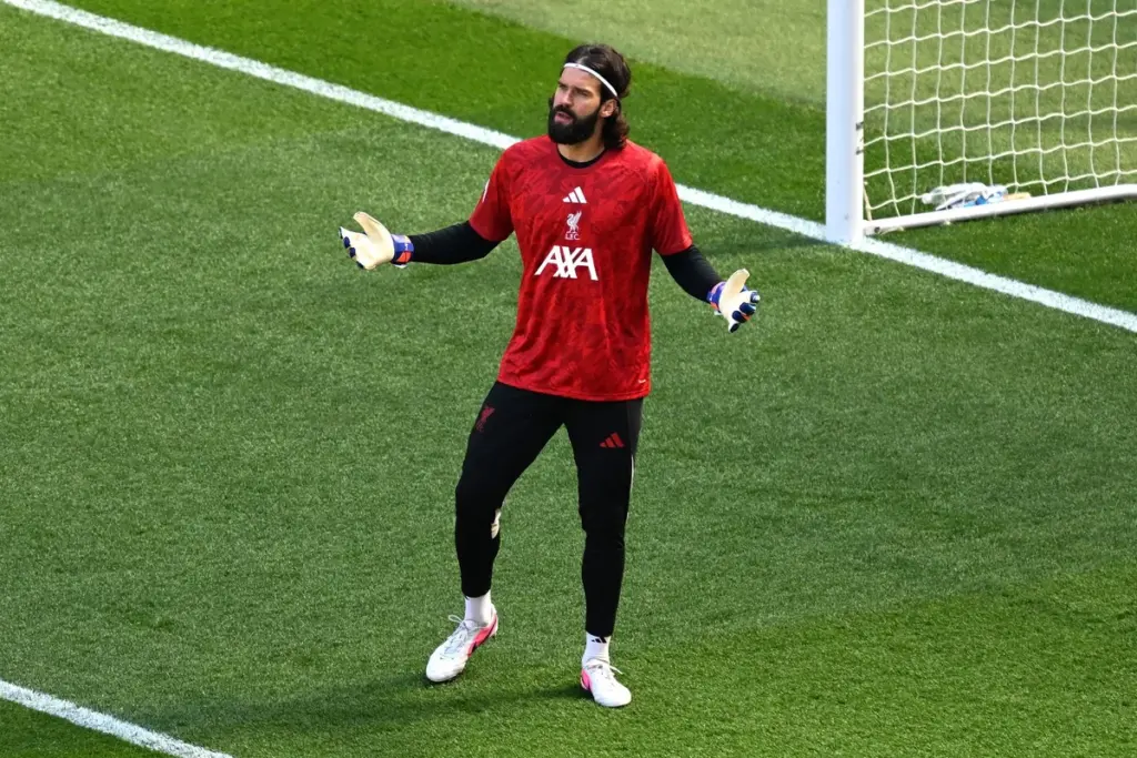 Novo treinador do Liverpool, Iraola crava que Alisson não será vendido