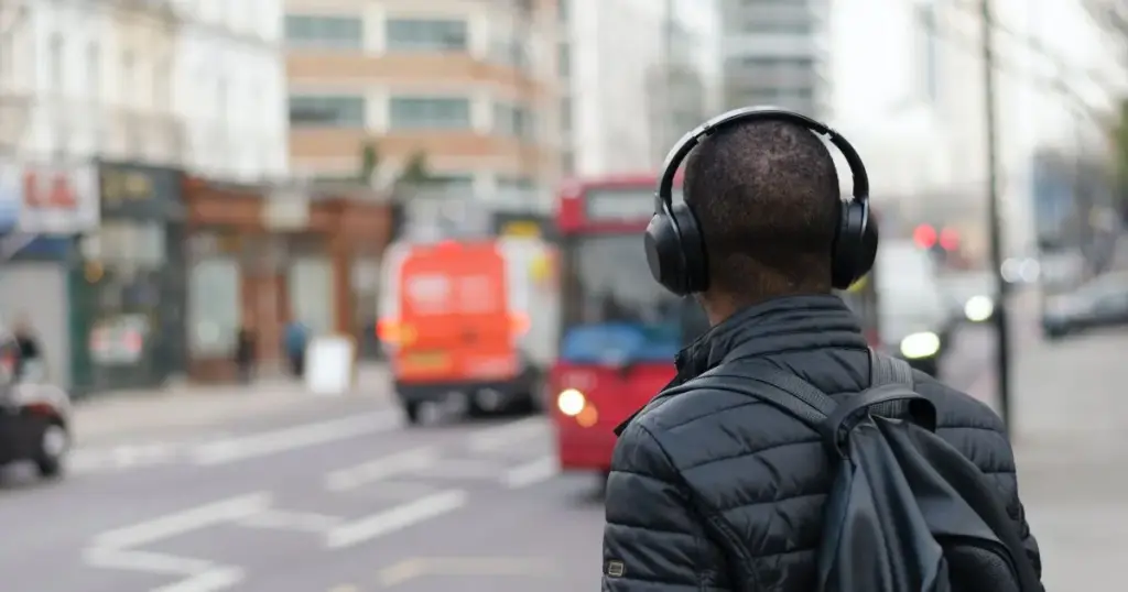 Fones prejudicam audição? Dr. Kalil conversa com fonoaudióloga sobre riscos