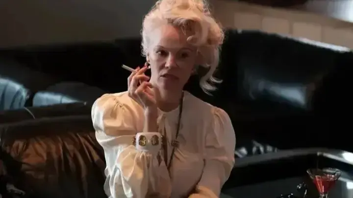 Pamela Anderson brilha em novo filme “Rosebush Pruning”; saiba mais