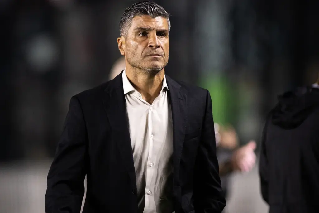 Pedro Emanuel celebra primeira vitória no Vasco: "Satisfeito"