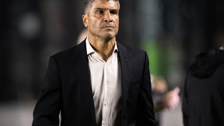 Pedro Emanuel celebra primeira vitória no Vasco: "Satisfeito"