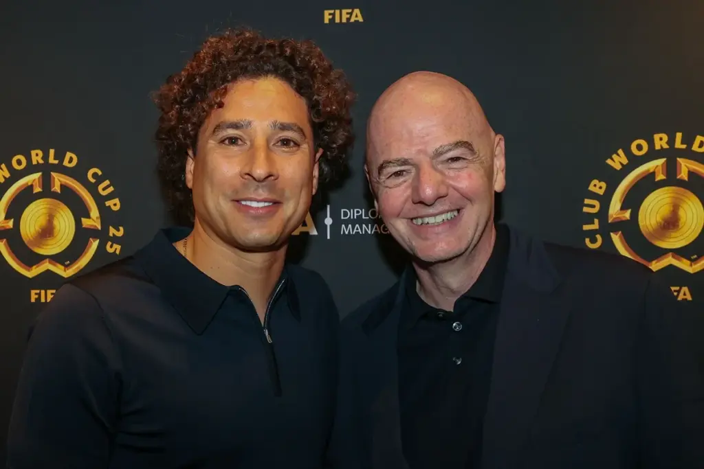 Presidente da Fifa faz homenagem a Guillermo Ochoa, goleiro mexicano