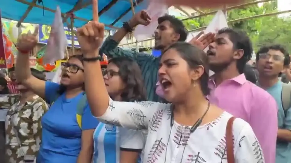 Alunos protestam em Calcutá em apoio ao “movimento das baratas” na Índia
