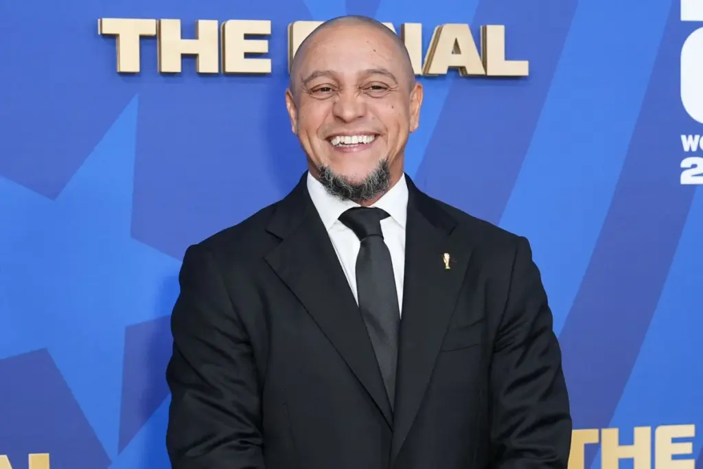 Roberto Carlos pede desculpas à torcida do Palmeiras por ter jogado no Corinthians