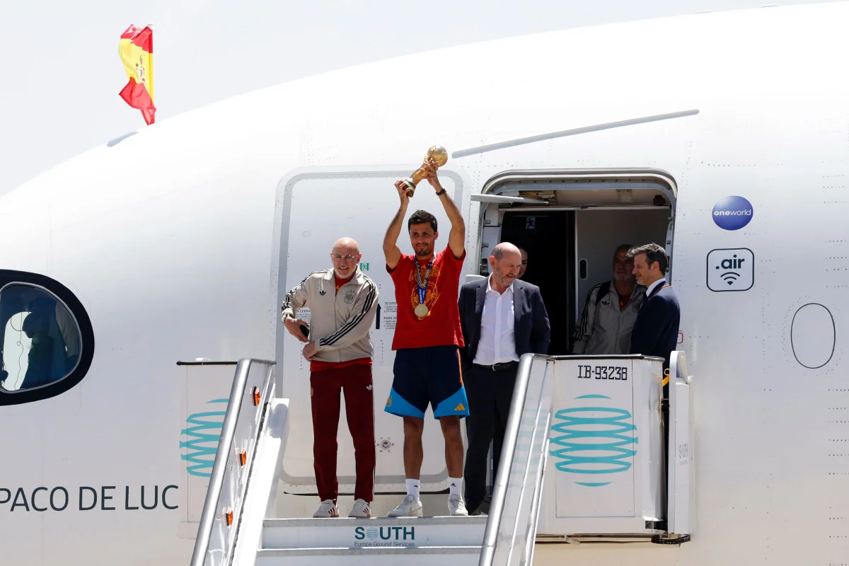 Seleção da Espanha desembarca em Madri após título da Copa do Mundo