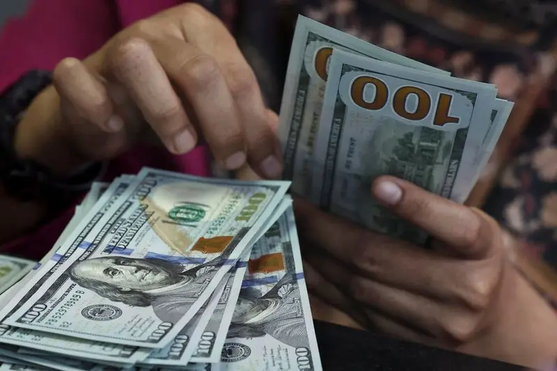 Dólar ronda estabilidade na abertura com 1º dia de tarifa dos EUA