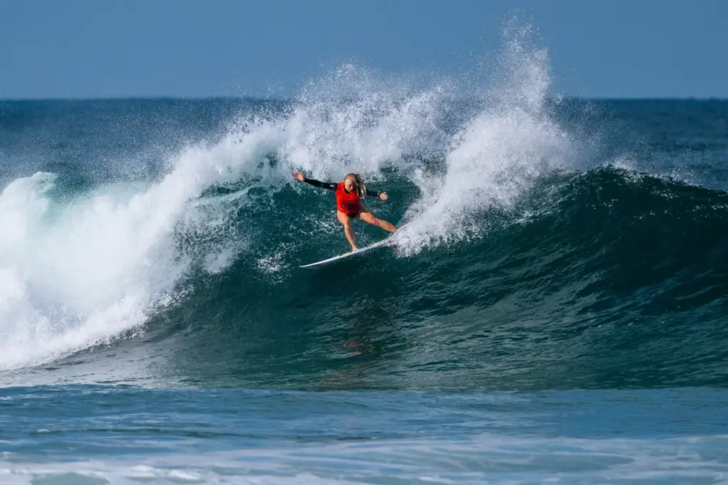Tatiana Weston-Webb surfa ao lado de baleias em Santa Catarina