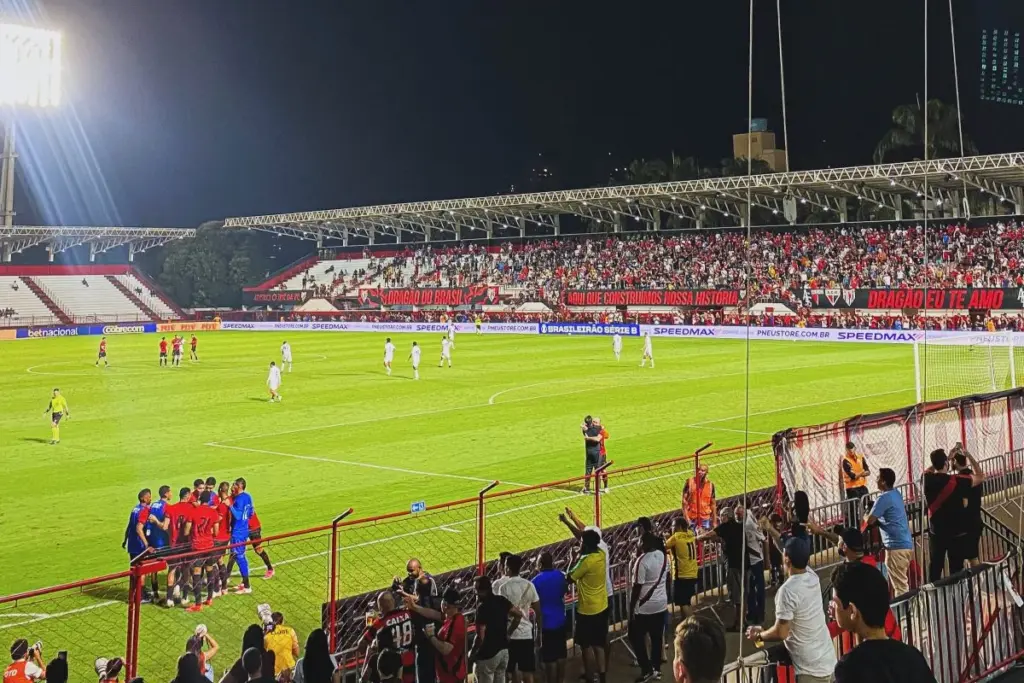 Torcedor autista é impedido de entrar em estádio por usar short com cor de rival