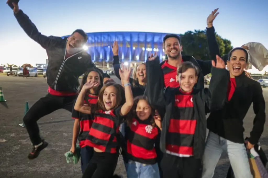 Torcedores chegam animados para Olimpia x Flamengo no Mané Garrincha