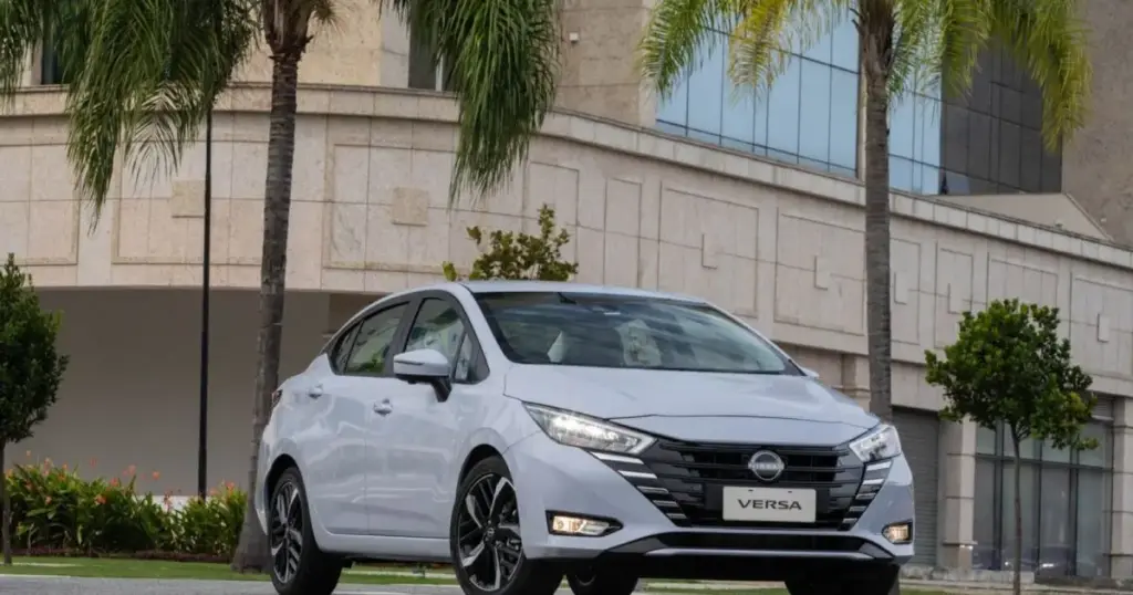 Nissan Versa chega ao Brasil na linha 2027 mais caro e sem mudanças