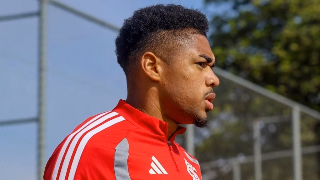 Zagueiro do Inter será julgado pelo STJD por entrada dura em Gabriel Pec