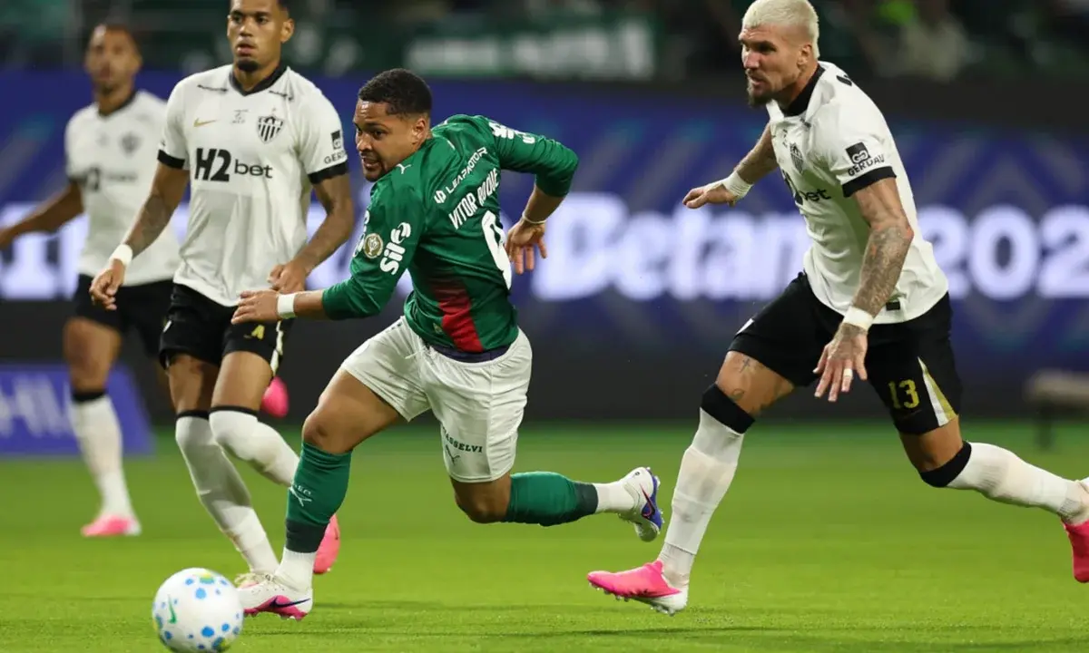 Vitor Roque provoca Lyanco após discussão em derrota no Brasileirão
