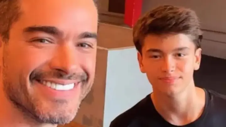 Sidney Sampaio posa com filho Leonardo após anunciar que será pai novamente