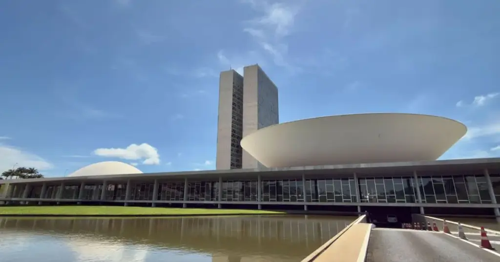 Congresso instala nesta sexta comissão sobre fim da taxa das blusinhas