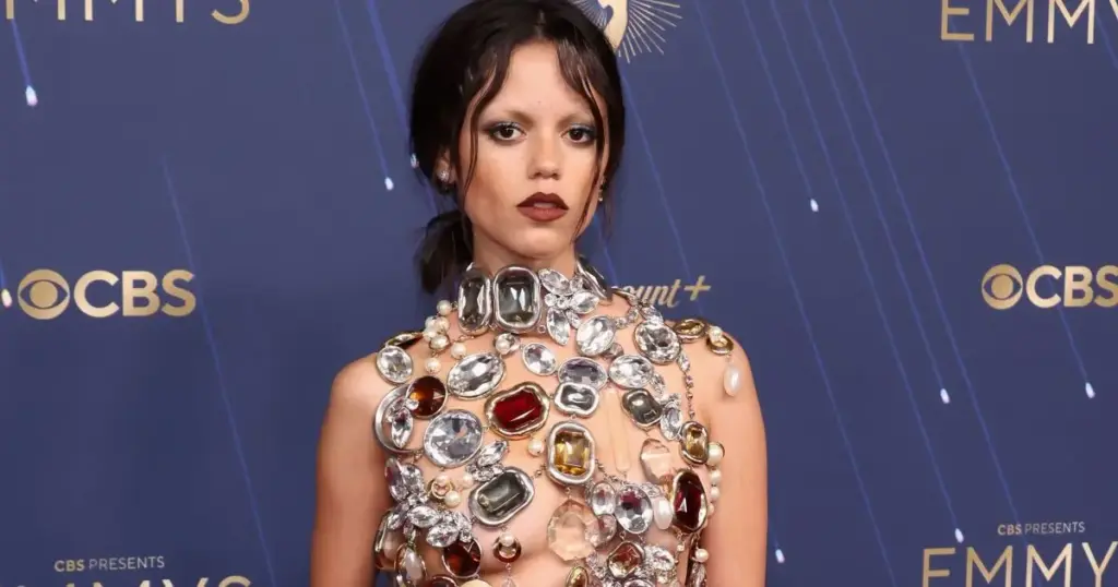 Irmã de Jenna Ortega reage à críticas ao corpo da atriz: “Deixem ela em paz