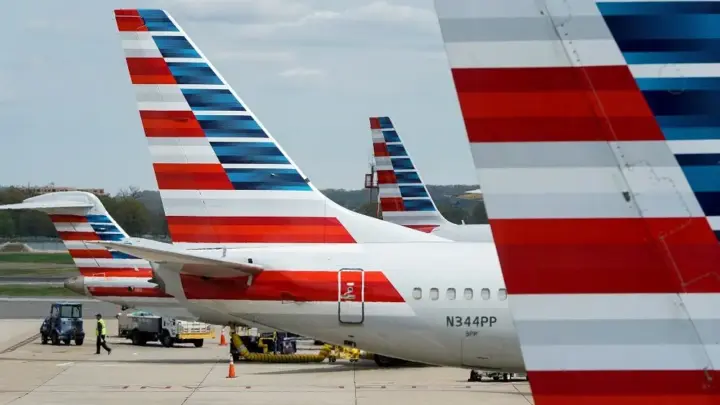Avião da American Airlines tem pneus furados antes de decolagem em Chicago