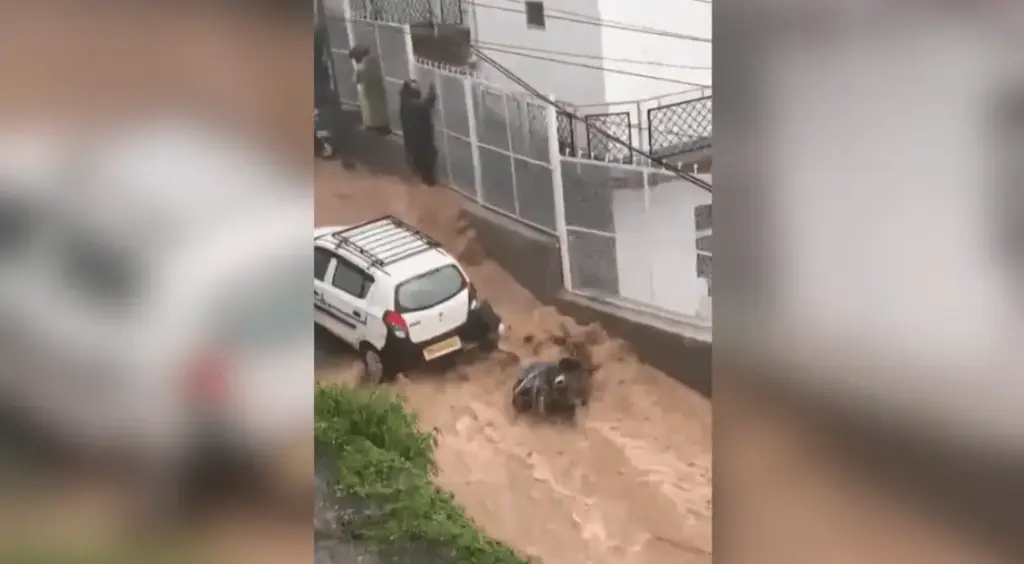 Vídeo: Mulher é quase arrastada pela água enquanto pilotava moto na Índia