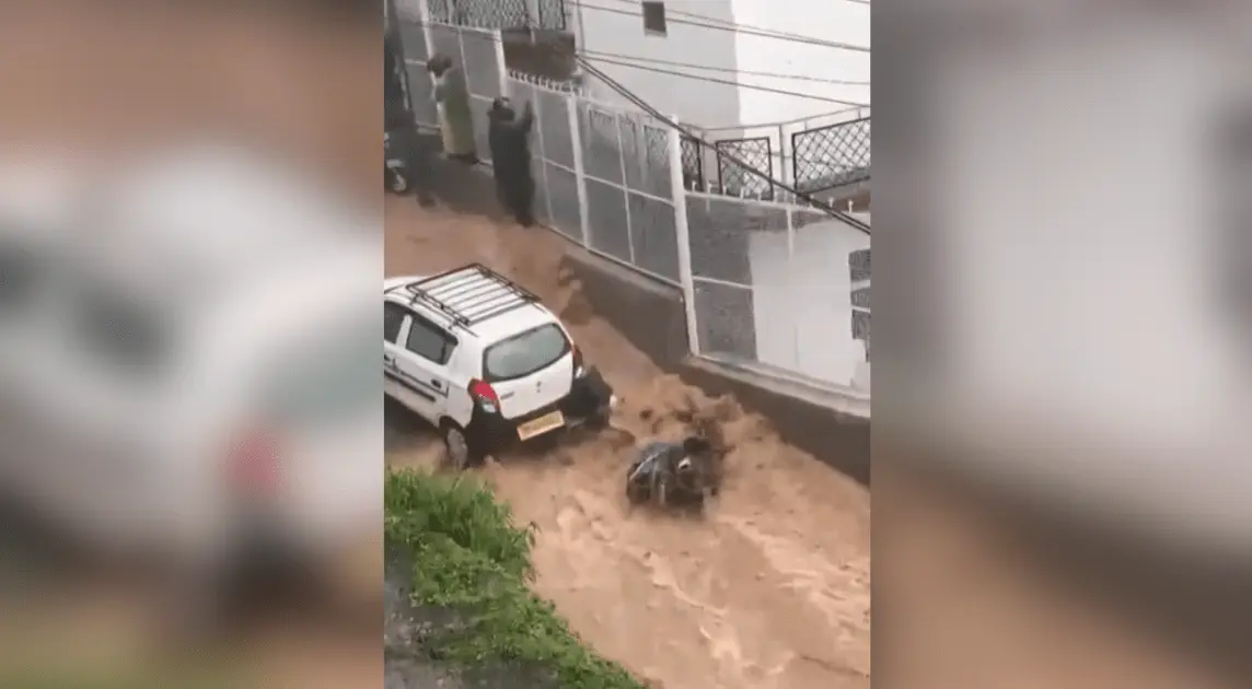Vídeo: Mulher é quase arrastada pela água enquanto pilotava moto na Índia