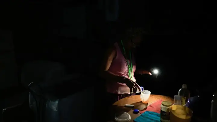 Rede elétrica de Cuba entra em colapso e deixa milhões sem luz