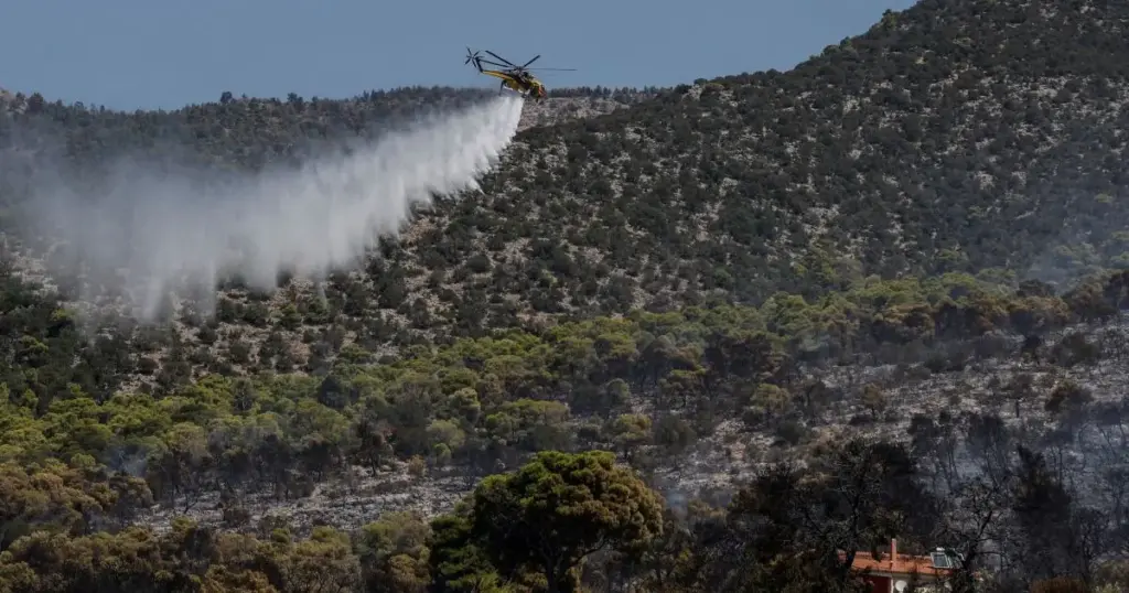 Gregos voltam para casas destruídas após incêndios florestais diminuírem