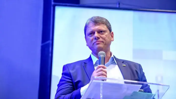 “Nós amamos Jair Messias Bolsonaro”, diz Tarcísio em convenção em SP