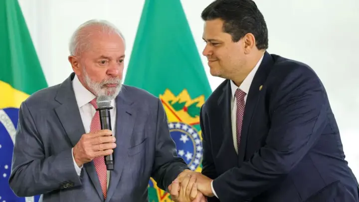 Após afastamento, Lula e Alcolumbre se reúnem em encontro mediado pelo STF