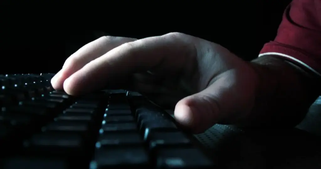 Adolescente é apreendido por vender material de abuso infantil no Discord