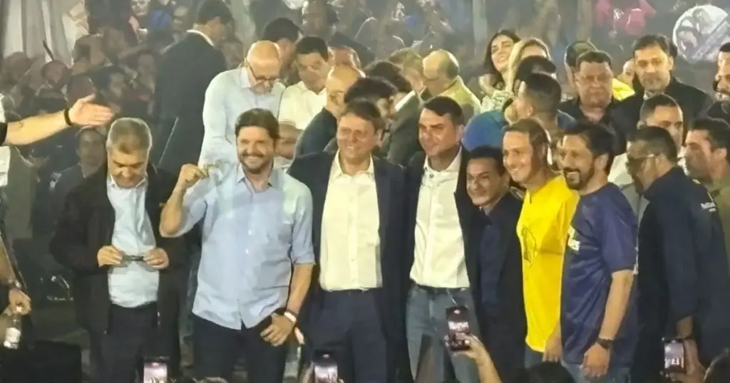 Ao lado de Flávio, Tarcísio é lançado candidato à reeleição em São Paulo