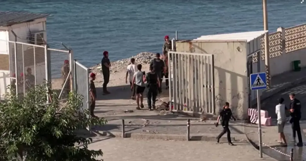 “Não há comida aqui”: migrantes deixam Ceuta após migração em massa