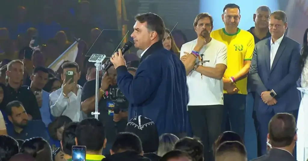 Flávio defende mudar Constituição por mulheres durante convenção em SP