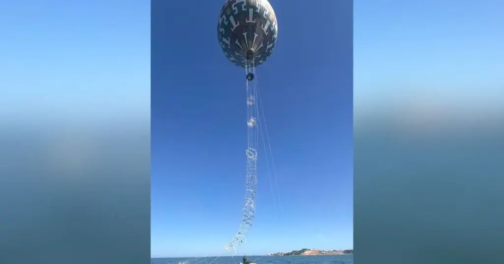 Polícia captura balão gigante com 30 metros que caiu em Lagoa no RJ