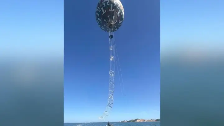 Polícia captura balão gigante com 30 metros que caiu em Lagoa no RJ