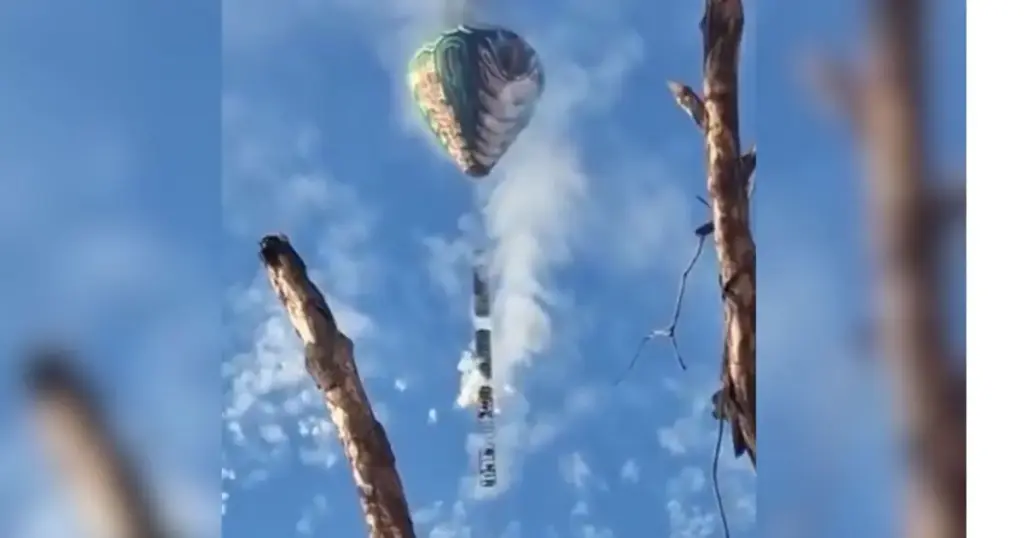 Balão com cangalha de fogos cai estourando no Rio de Janeiro; veja
