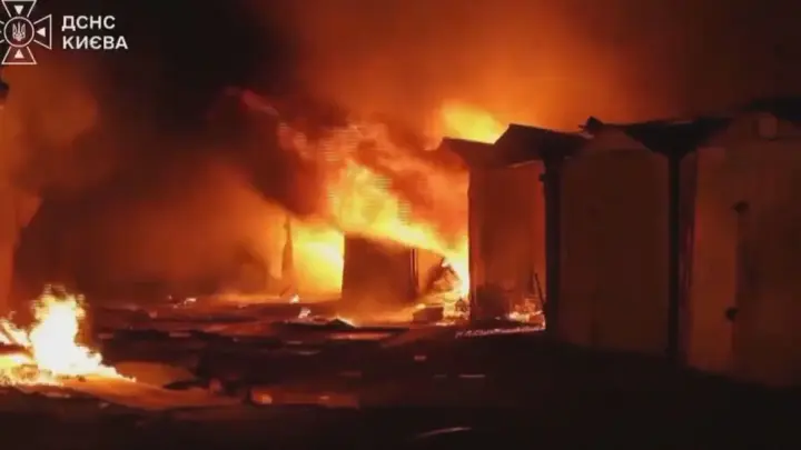 Ataque de mísseis russos em Kiev provoca incêndio e deixa um ferido